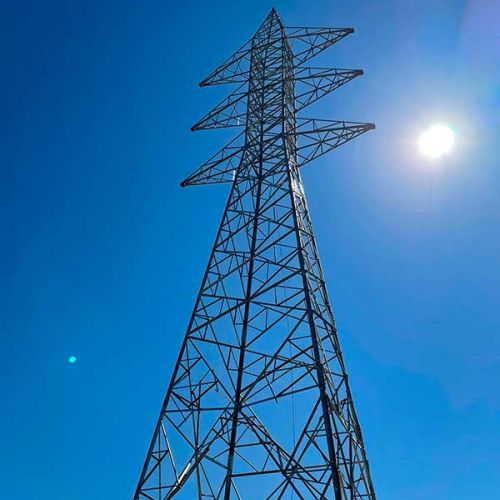 Torre eléctrica vista desde el suelo
