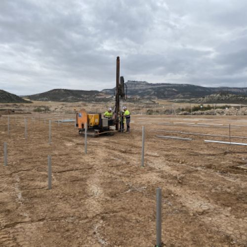 Operarios sobre el terreno preparando montaje