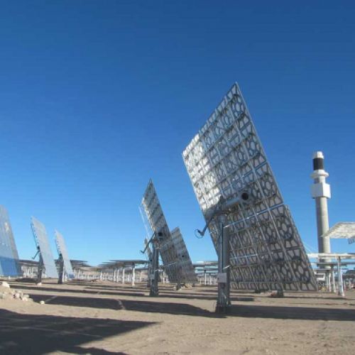 Placas termosolares recibiendo la luz del sol