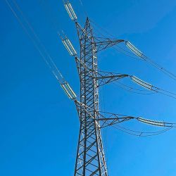 Líneas eléctricas que conectan a una torre de metal
