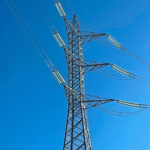 Líneas eléctricas que conectan a una torre de metal