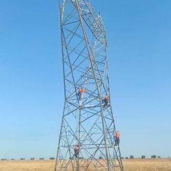 Obreros instalando una torre de electricidad