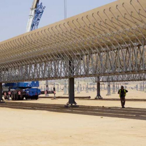 Instalación al aire libre de placas termosolares