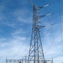 Torre eléctrica en proceso de instalación al aire libre