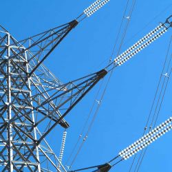 Detalle de conexión de cables en torre de electricidad